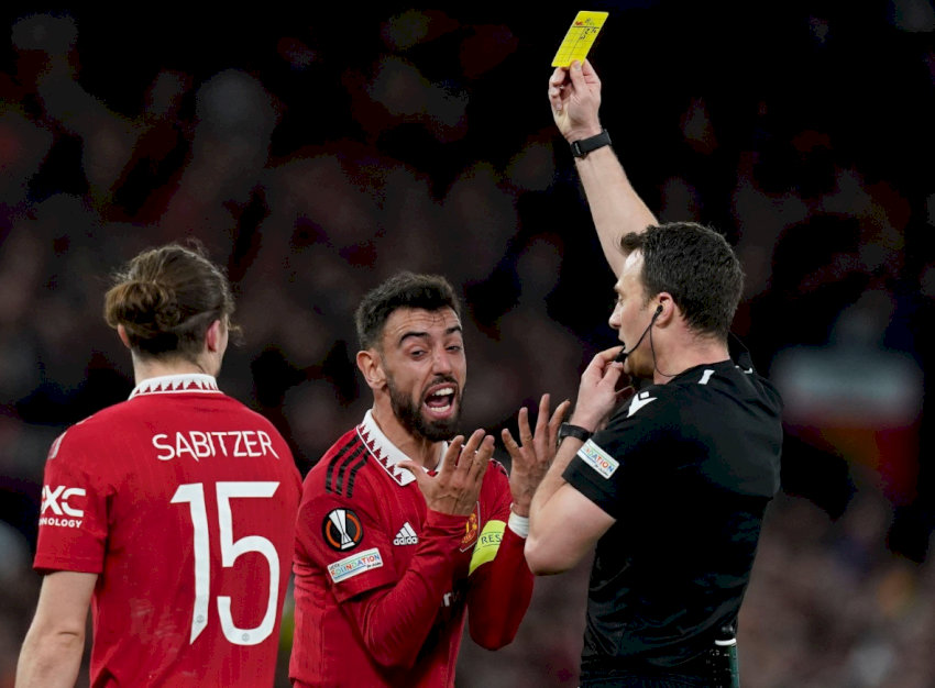 Thủ môn bị thẻ đỏ có được thay thủ môn không