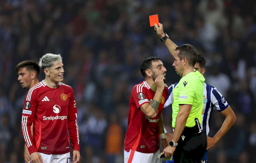 Thủ môn bị thẻ đỏ có được thay thủ môn không