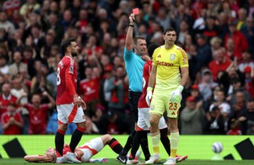 Giải đáp chi tiết: Thủ môn bị thẻ đỏ có được thay thủ môn không?