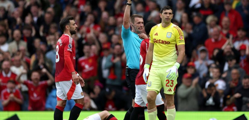 thủ môn bị thẻ đỏ có được thay thủ môn không