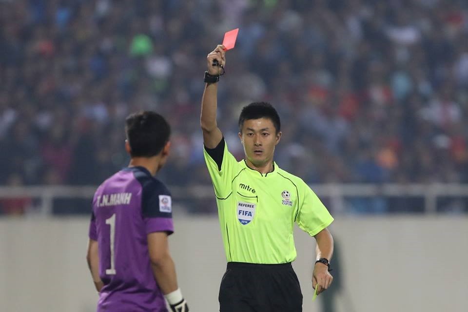 Bị thẻ đỏ cấm mấy trận